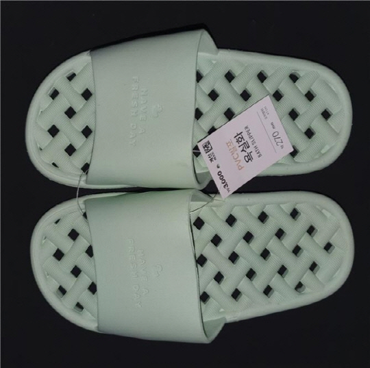 자발적 리콜 대상인 된 아성의 욕실용 슬리퍼 [국가기술표준원 제공]